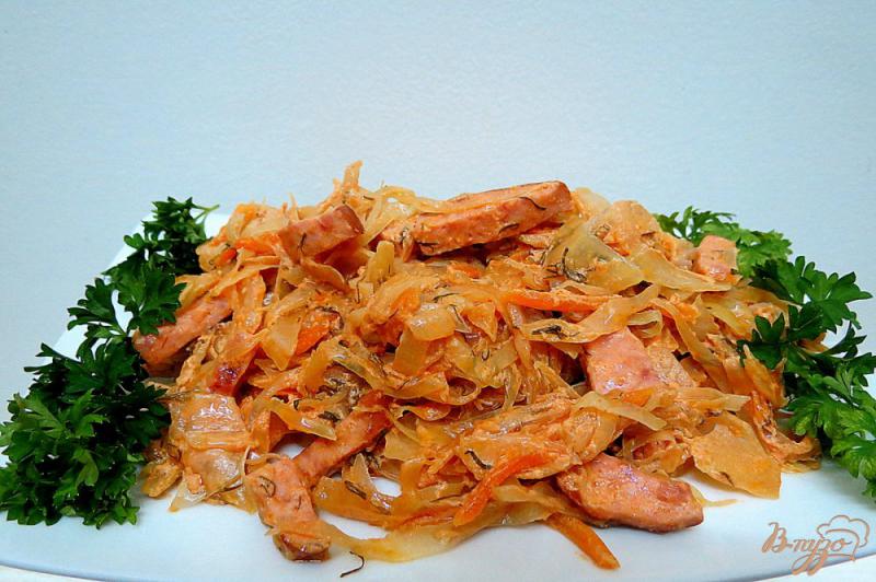 Фото приготовление рецепта: Капуста тушёная в томатно-сметанном соусе с колбасой шаг №10