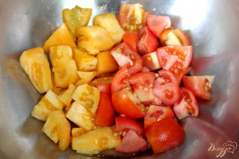Фото приготовление рецепта: Салат из помидор с моцареллой и перепелиными яйцами шаг №1