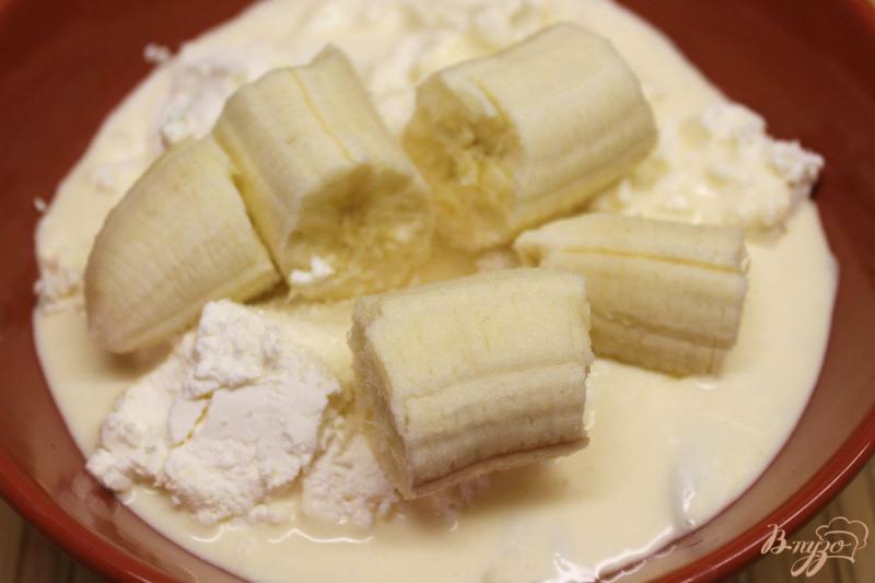 Фото приготовление рецепта: Творожно-банановый десерт с малиной и орехами шаг №3