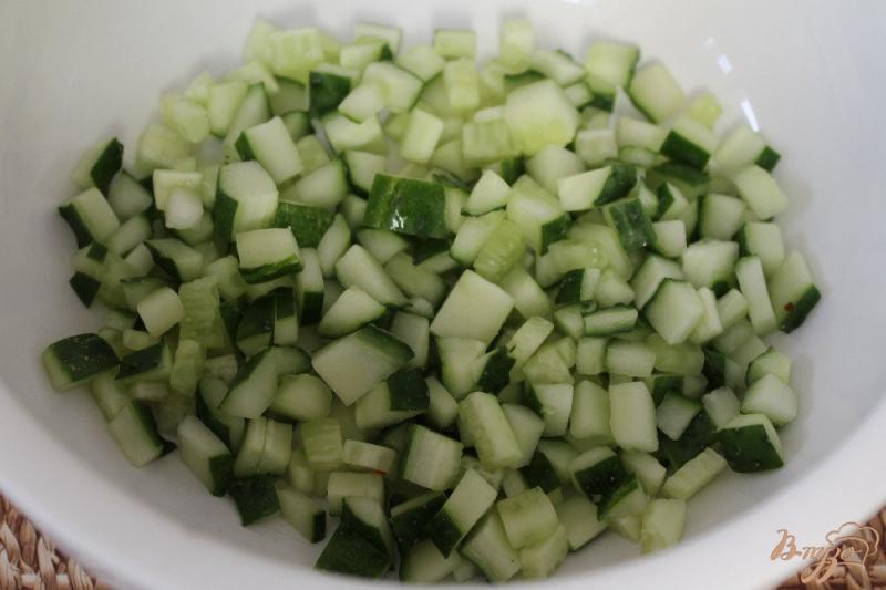 Фото приготовление рецепта: Салат из помидоров с огурцом и перцем шаг №1