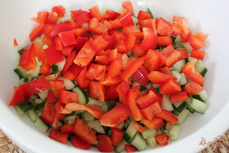 Фото приготовление рецепта: Салат из помидоров с огурцом и перцем шаг №2