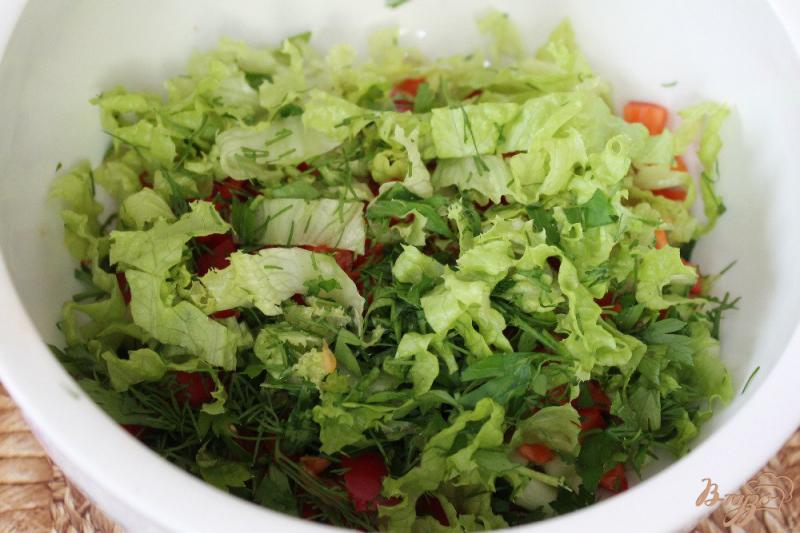 Фото приготовление рецепта: Салат из помидоров с огурцом и перцем шаг №3