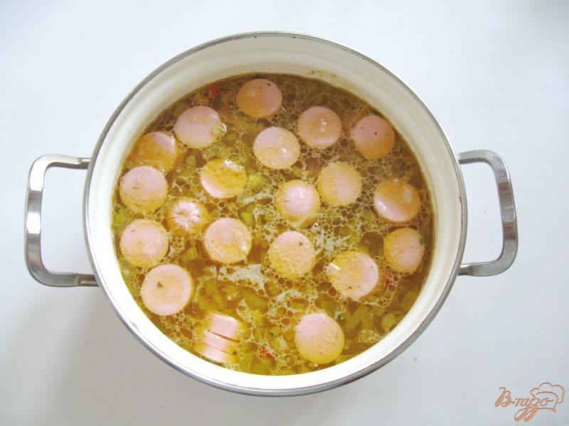 Фото приготовление рецепта: Суп с красной фасолью и сосисками шаг №5