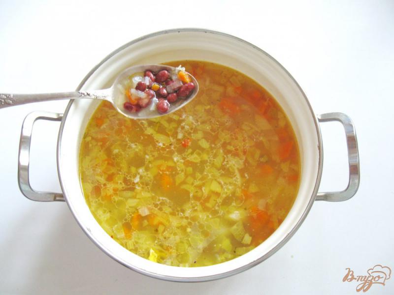 Фото приготовление рецепта: Суп с красной фасолью и сосисками шаг №4