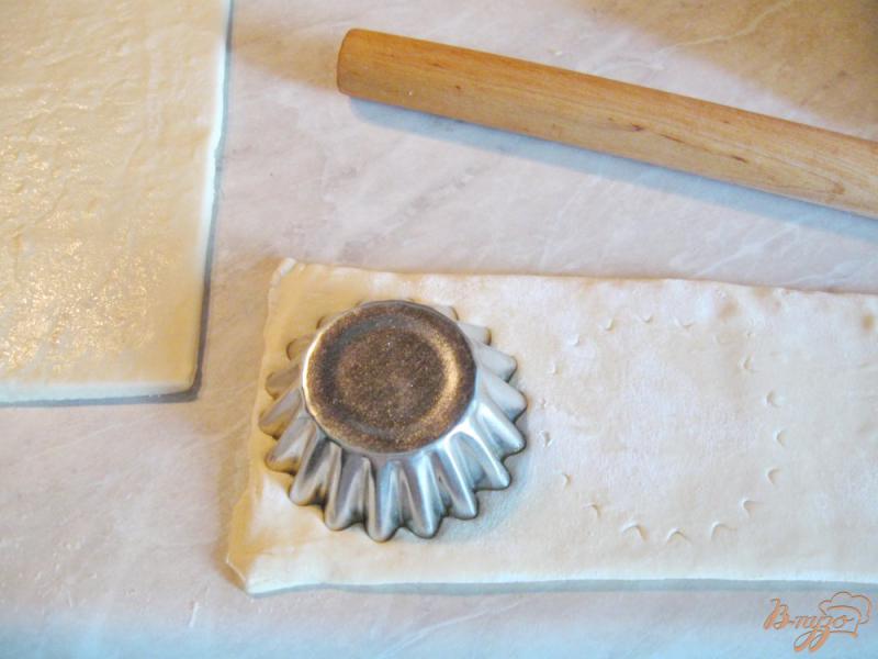 Фото приготовление рецепта: Слоеные пирожные с заварным кремом «Ракушка» шаг №3