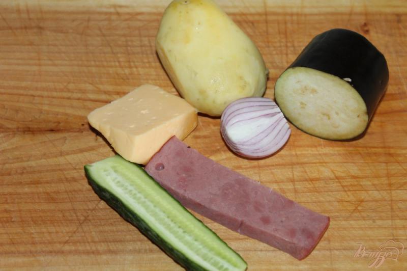 Фото приготовление рецепта: Салат с картофелем, баклажаном, ветчиной и сыром шаг №1