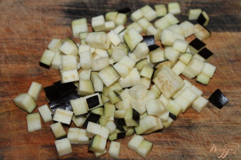 Фото приготовление рецепта: Салат с картофелем, баклажаном, ветчиной и сыром шаг №2