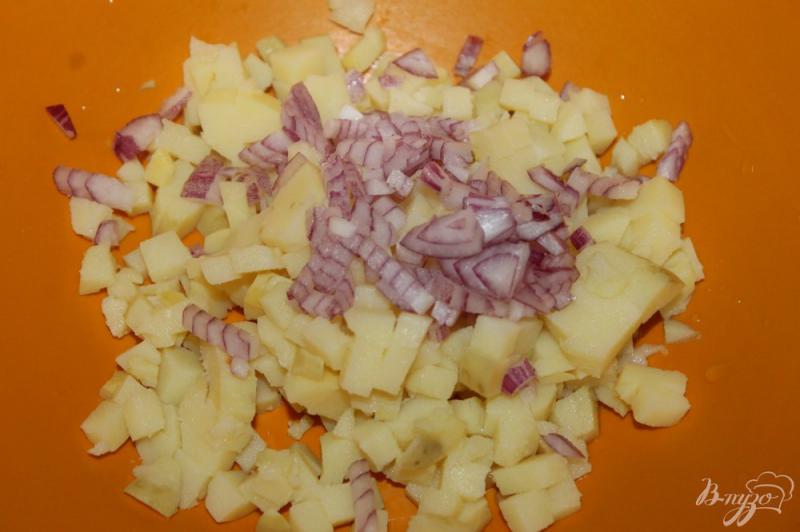 Фото приготовление рецепта: Салат с картофелем, баклажаном, ветчиной и сыром шаг №4