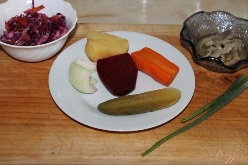 Фото приготовление рецепта: Салат из свеклы с маринованной капустой и грибами шаг №1