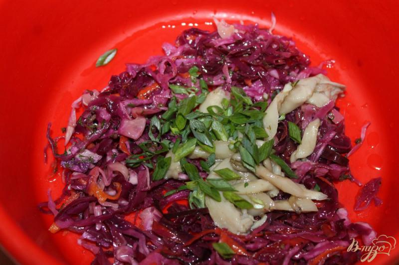 Фото приготовление рецепта: Салат из свеклы с маринованной капустой и грибами шаг №2