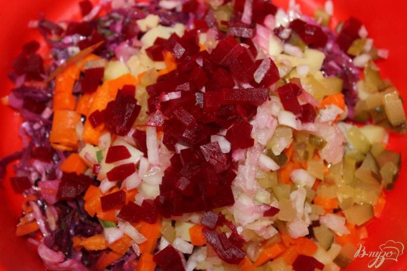 Фото приготовление рецепта: Салат из свеклы с маринованной капустой и грибами шаг №4