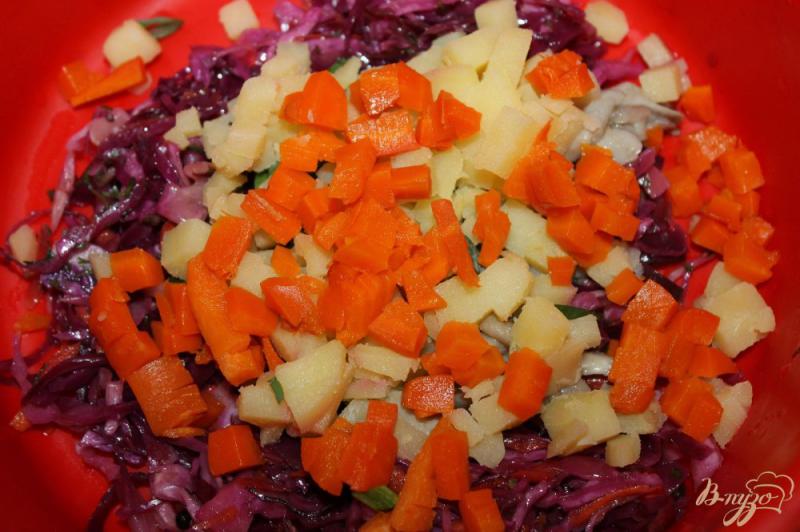 Фото приготовление рецепта: Салат из свеклы с маринованной капустой и грибами шаг №3