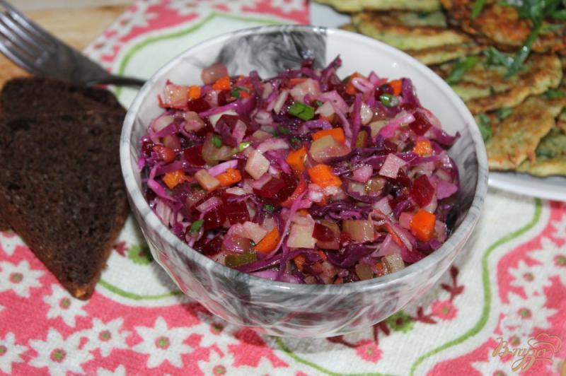 Фото приготовление рецепта: Салат из свеклы с маринованной капустой и грибами шаг №6