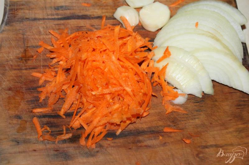 Фото приготовление рецепта: Скумбрия фаршированная луком, морковью и сыром шаг №3