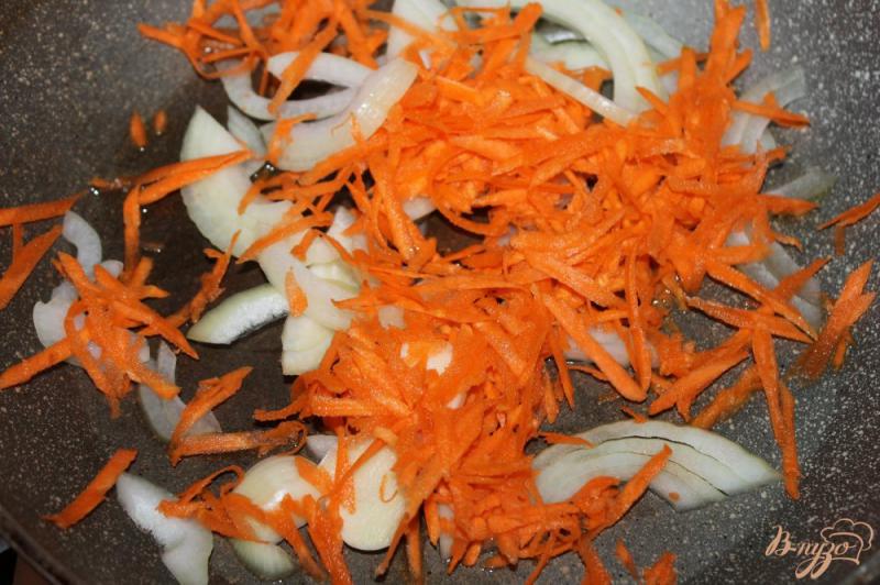 Фото приготовление рецепта: Скумбрия фаршированная луком, морковью и сыром шаг №4