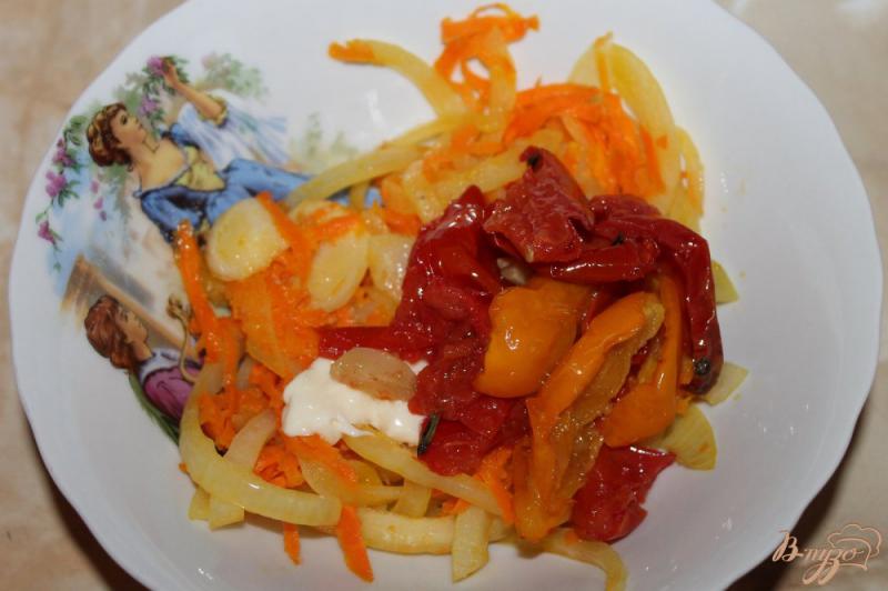 Фото приготовление рецепта: Скумбрия фаршированная луком, морковью и сыром шаг №5