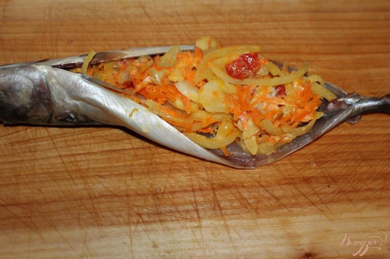 Фото приготовление рецепта: Скумбрия фаршированная луком, морковью и сыром шаг №6
