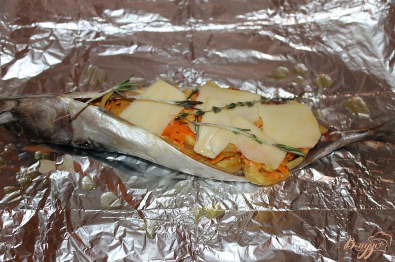 Фото приготовление рецепта: Скумбрия фаршированная луком, морковью и сыром шаг №7