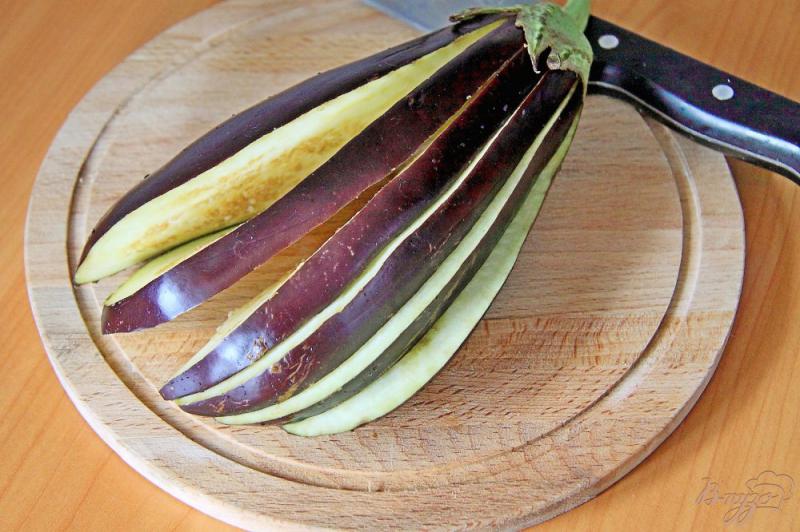Фото приготовление рецепта: Баклажан веером в духовке с сыром и помидорами шаг №1