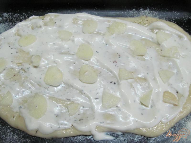 Фото приготовление рецепта: Пицца с чесноком и моцареллой шаг №4