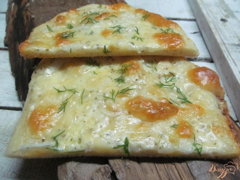 Фото приготовление рецепта: Пицца с чесноком и моцареллой шаг №7