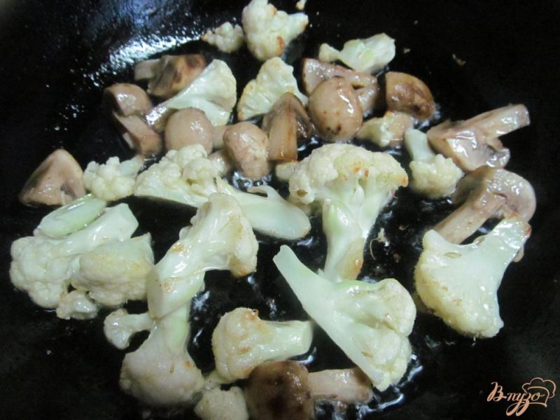Фото приготовление рецепта: Теплый салат из цветной капусты с шампиньоном шаг №2