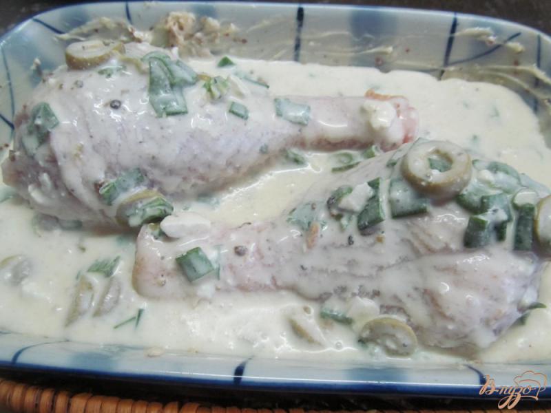 Фото приготовление рецепта: Запеченные куриные ножки под соусом из соленого сыра шаг №4