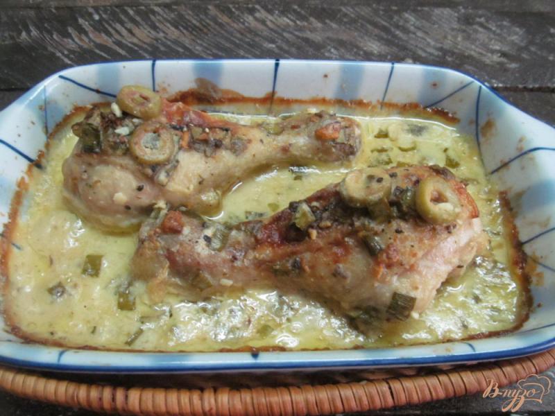 Фото приготовление рецепта: Запеченные куриные ножки под соусом из соленого сыра шаг №5