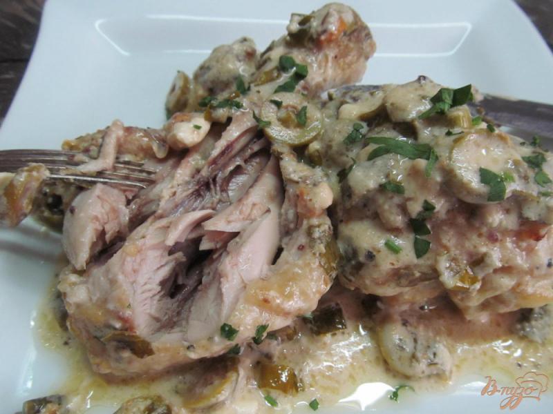 Фото приготовление рецепта: Запеченные куриные ножки под соусом из соленого сыра шаг №7