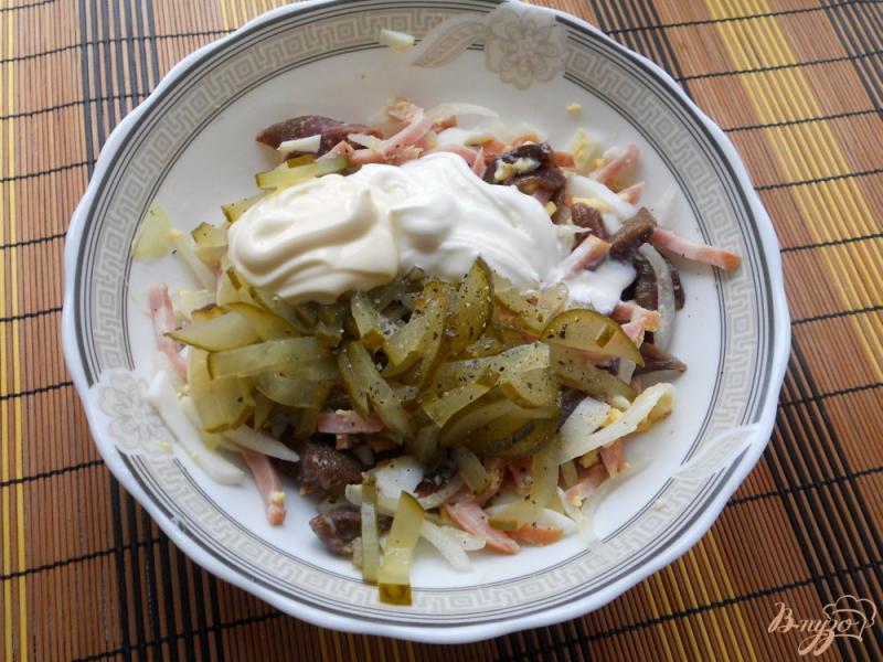 Фото приготовление рецепта: Салат с ветчиной и маринованными грибами шаг №4