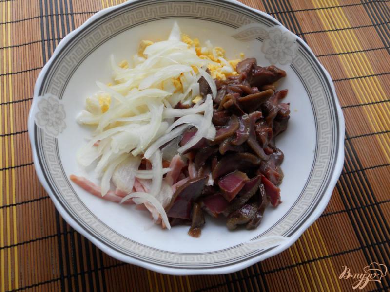 Фото приготовление рецепта: Салат с ветчиной и маринованными грибами шаг №3