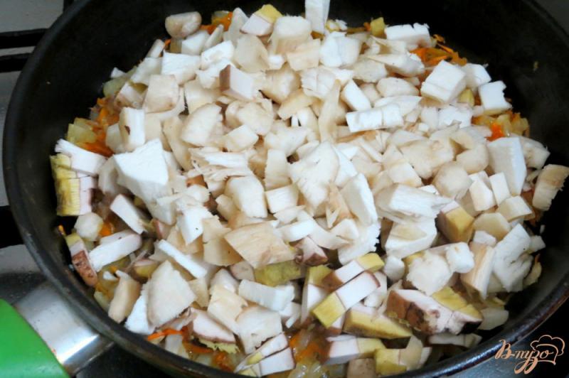 Фото приготовление рецепта: Перец фаршированный куриным фаршем, рисом и белыми грибами шаг №6