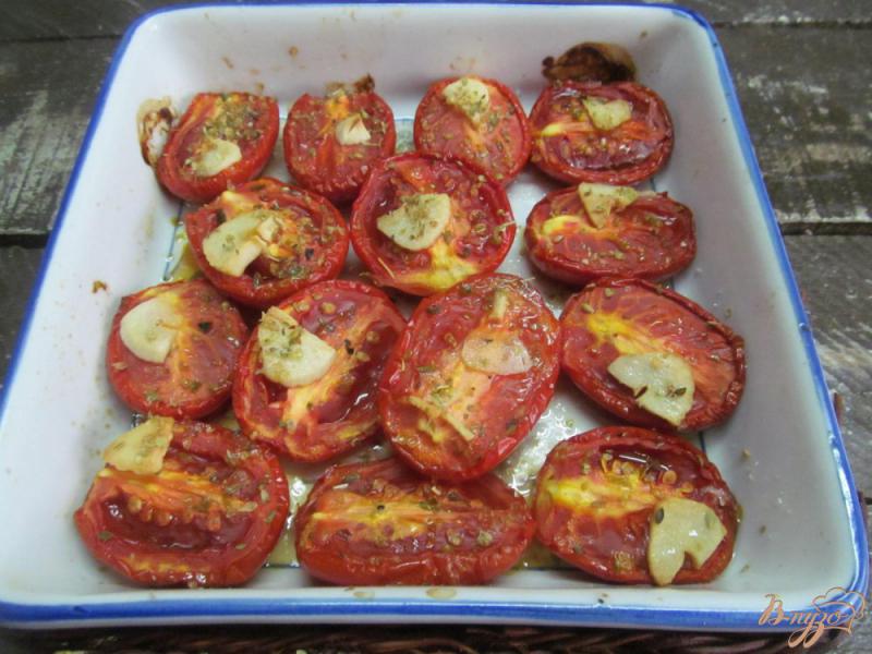Фото приготовление рецепта: Салат с печеными томатами и рукколой шаг №2