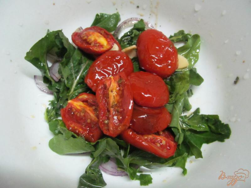 Фото приготовление рецепта: Салат с печеными томатами и рукколой шаг №5