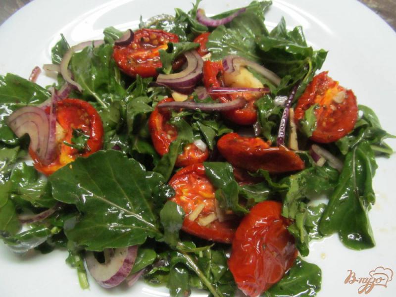 Фото приготовление рецепта: Салат с печеными томатами и рукколой шаг №6
