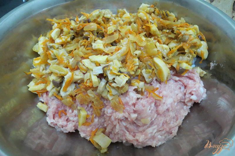 Фото приготовление рецепта: Перец фаршированный куриным фаршем, рисом и белыми грибами шаг №9