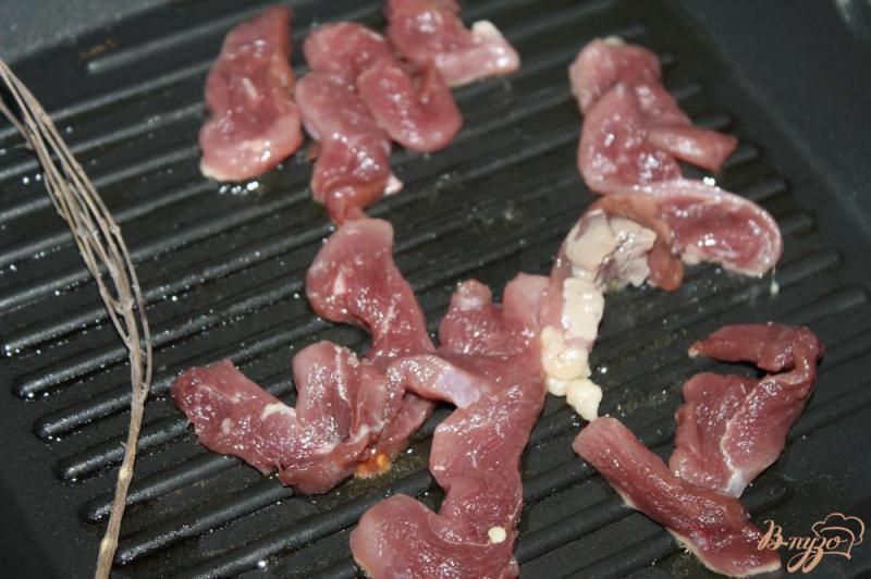 Фото приготовление рецепта: Салат с мясом и орешками шаг №2