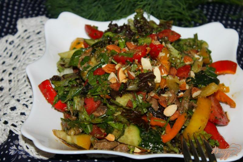 Фото приготовление рецепта: Салат с мясом и орешками шаг №8