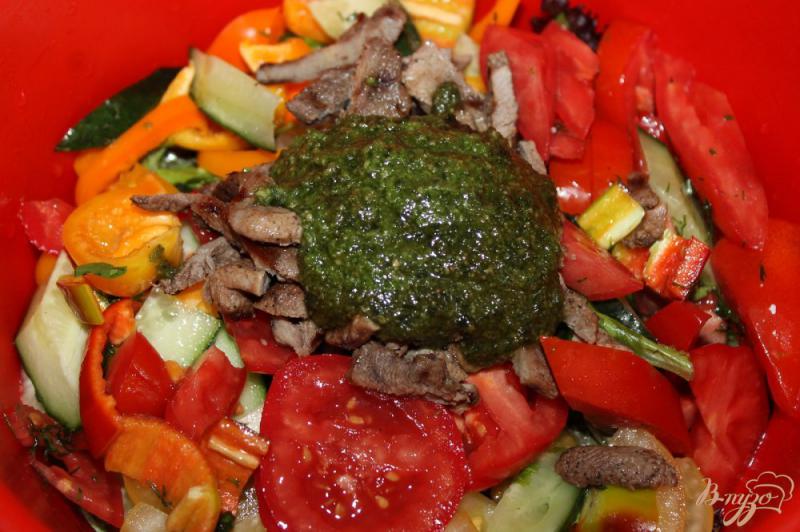 Фото приготовление рецепта: Салат с мясом и орешками шаг №7