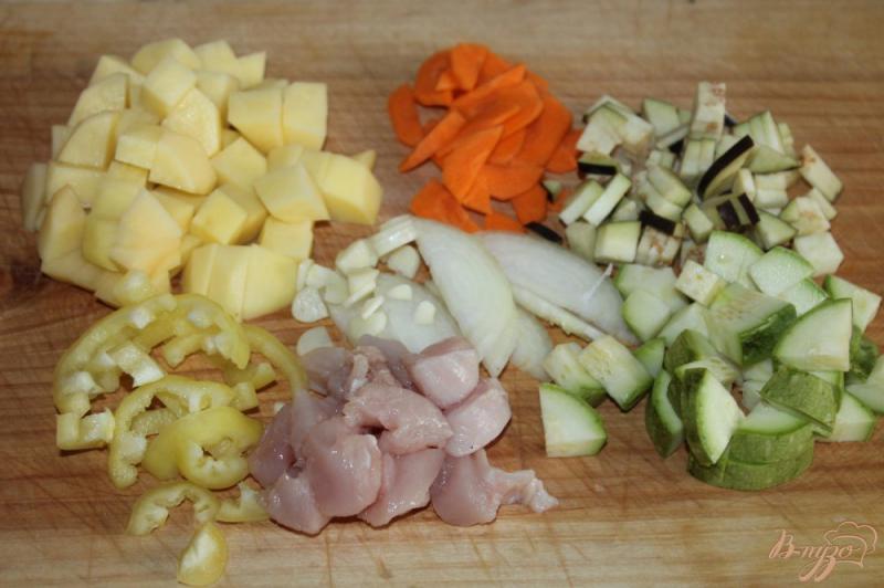 Фото приготовление рецепта: Тушенный картофель с куриным филе, кабачком и баклажаном шаг №1
