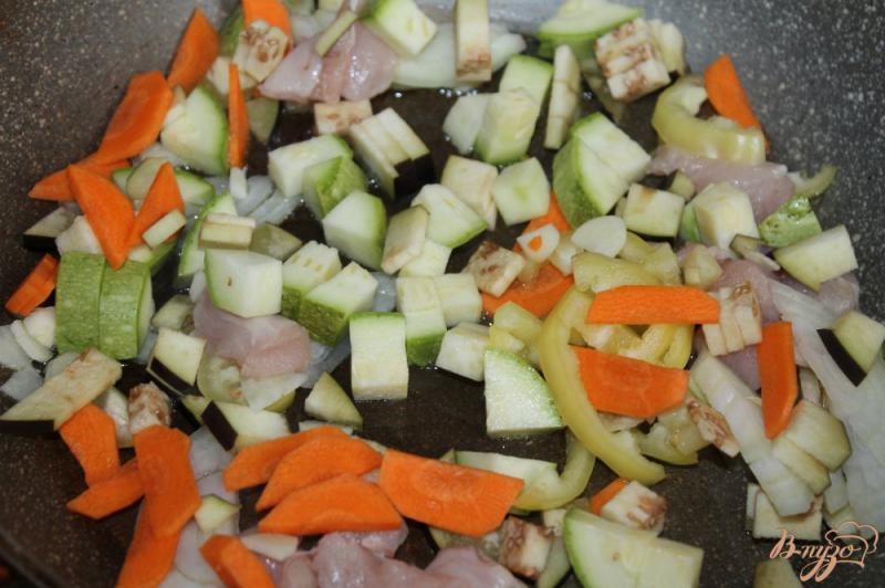 Фото приготовление рецепта: Тушенный картофель с куриным филе, кабачком и баклажаном шаг №3