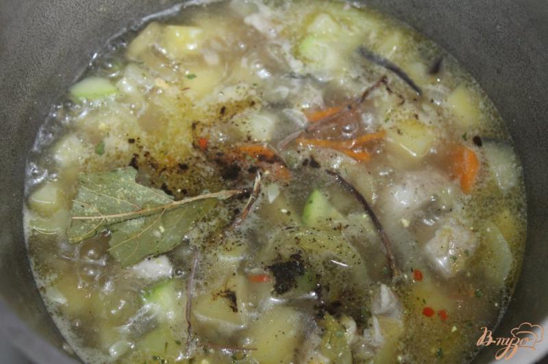 Фото приготовление рецепта: Тушенный картофель с куриным филе, кабачком и баклажаном шаг №5
