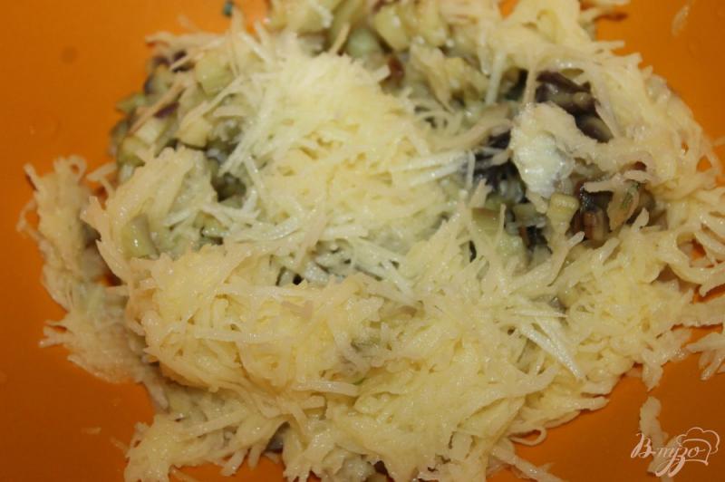 Фото приготовление рецепта: Овощные котлеты из печеного баклажана с сыром и морковью шаг №2