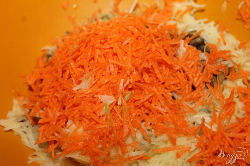 Фото приготовление рецепта: Овощные котлеты из печеного баклажана с сыром и морковью шаг №3