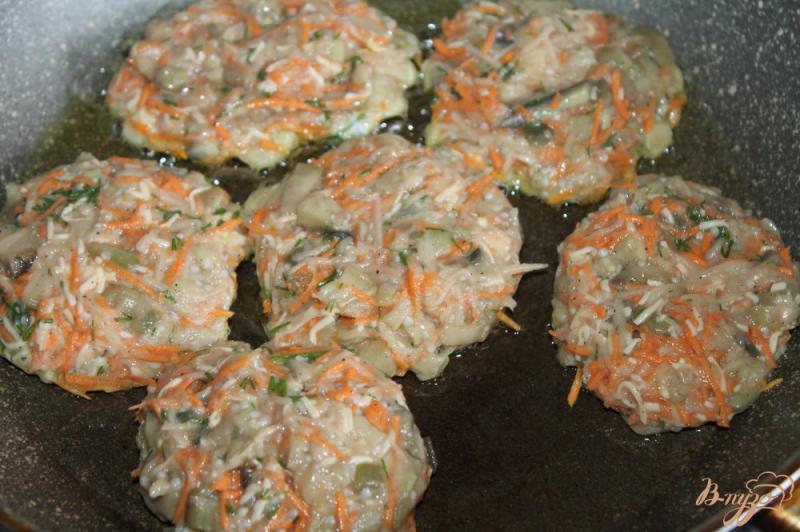 Фото приготовление рецепта: Овощные котлеты из печеного баклажана с сыром и морковью шаг №6