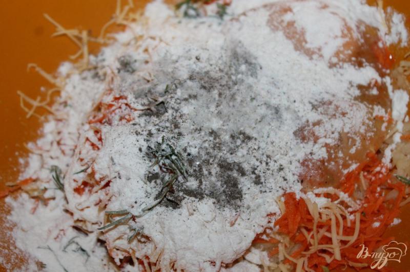 Фото приготовление рецепта: Овощные котлеты из печеного баклажана с сыром и морковью шаг №5