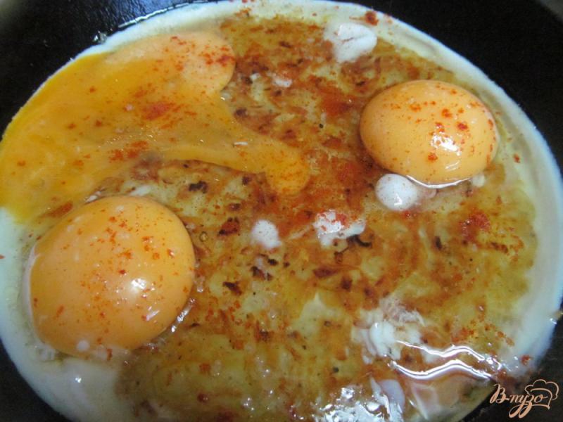 Фото приготовление рецепта: Яйца на хашбрауне со сладким беконом шаг №5