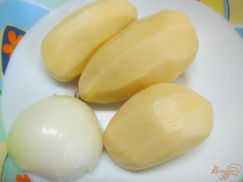 Фото приготовление рецепта: Яйца на хашбрауне со сладким беконом шаг №1