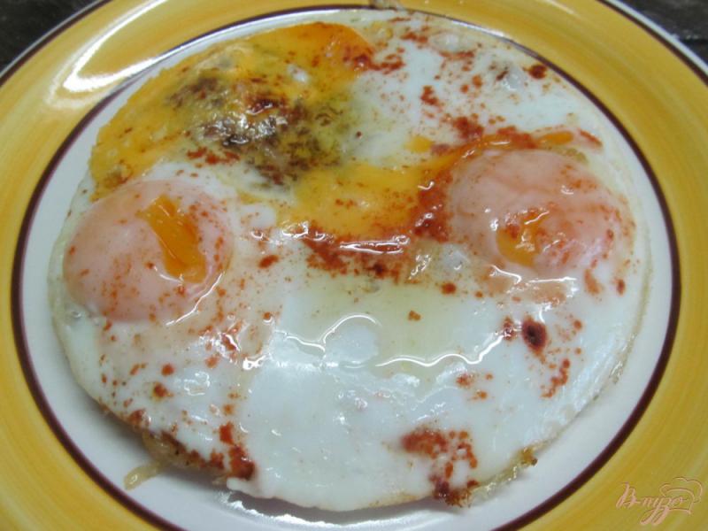 Фото приготовление рецепта: Яйца на хашбрауне со сладким беконом шаг №7
