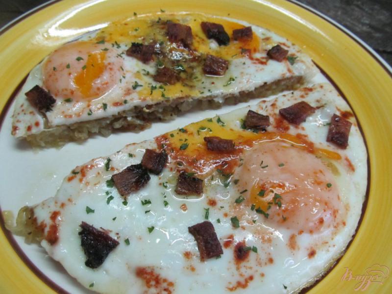 Фото приготовление рецепта: Яйца на хашбрауне со сладким беконом шаг №9